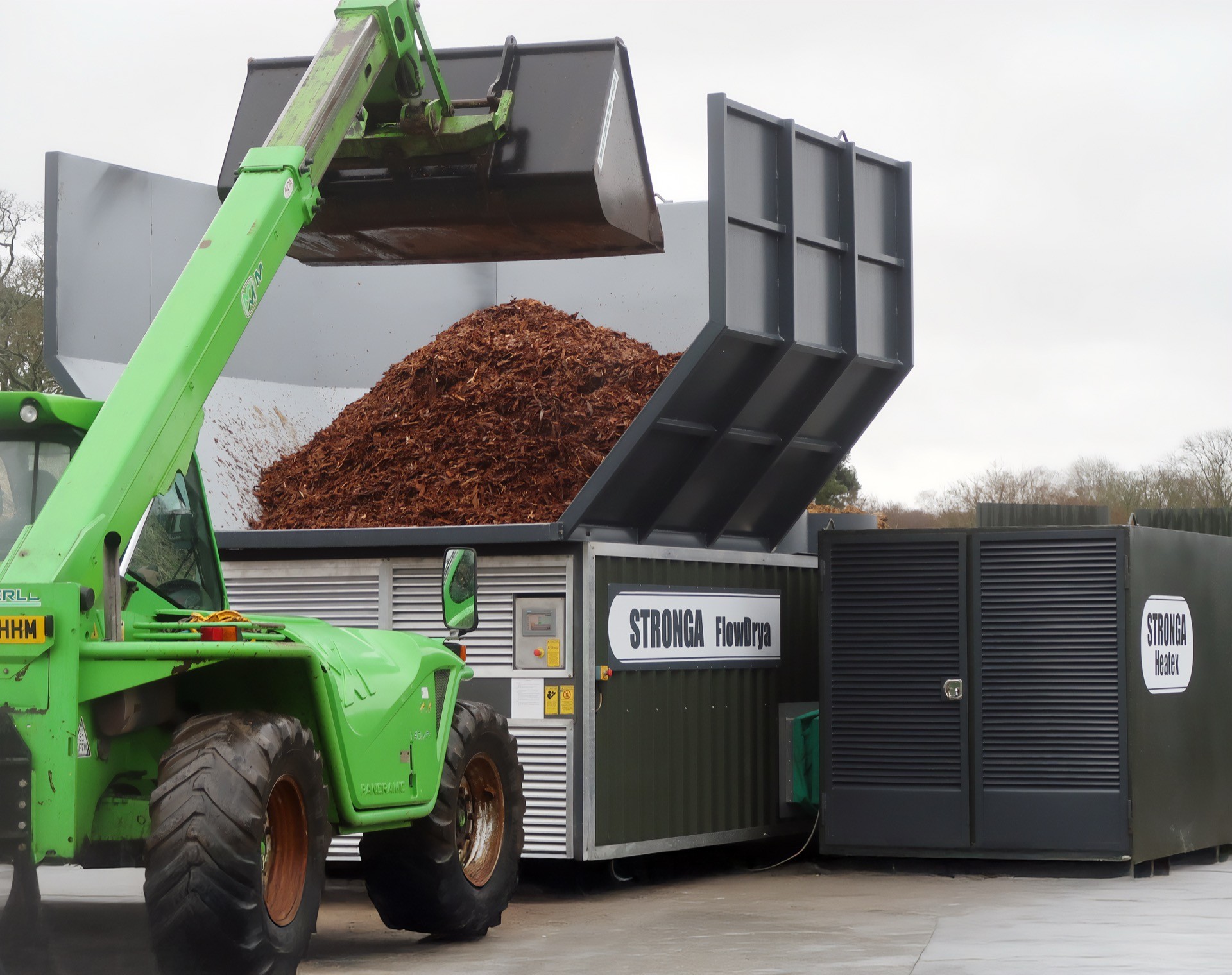 Nasse Rinde wird in den FlowDrya verladen